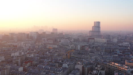 Skyline-Sonnenuntergang-über-Den-Dächern-Von-Paris,-Tribunal-De-Grande-Instance-De-Paris,-Frankreich